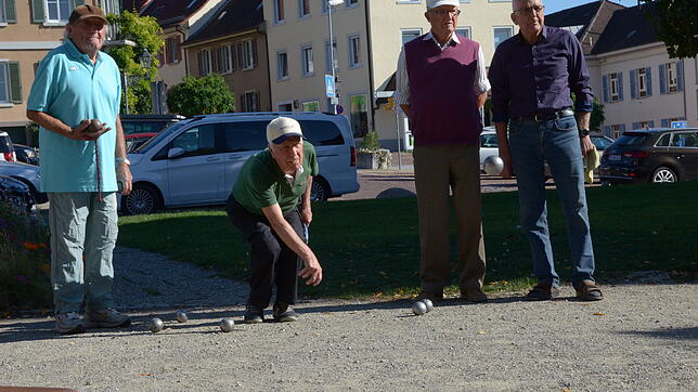 Willy Raschka, Rocco Abbruzzese, Johannes Spintzik und Gerhard Handtmann beim Werfen nach dem Schweinchen.