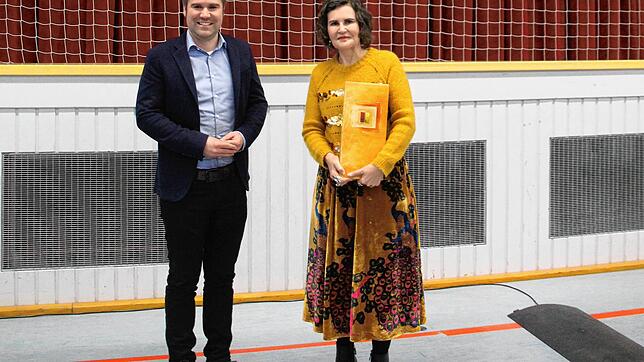 Hilzingens Bürgermeister Holger Mayer begrüßt die Erzählzeitautorin Romana Ganzoni in der Hegau-Halle.