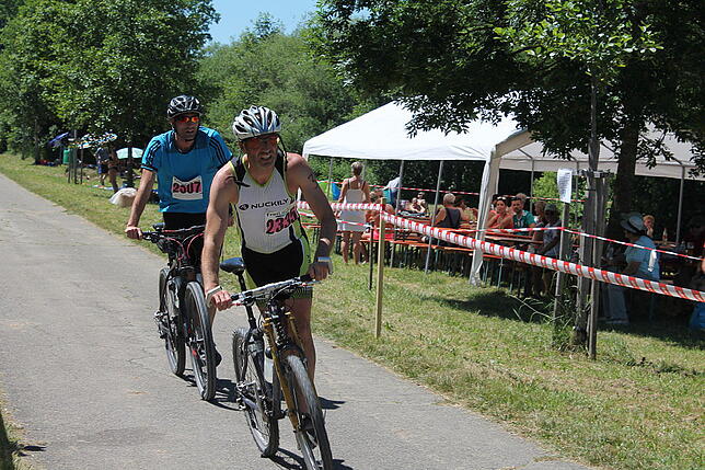 Bild 6: Triathlon trotz Hitze: In Unterbränd messen sich die Hobbysportler beim Laien Man