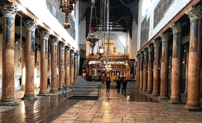 Das Innere der Geburtskirche mit ihrem großen, fünfschiffigen Kirchenraum und dem prächtigen Altar.