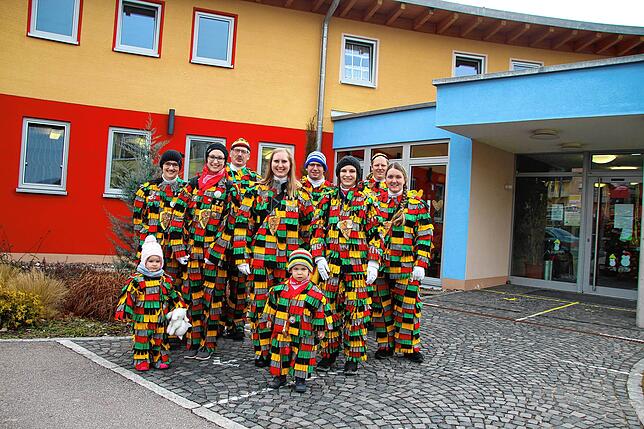 Die Narren der Narrenzunft Hungrige Stühlinger besuchten am gestrigen Schmutzigen Donnerstag die Kinder im Kinderland Hohenlupfen.