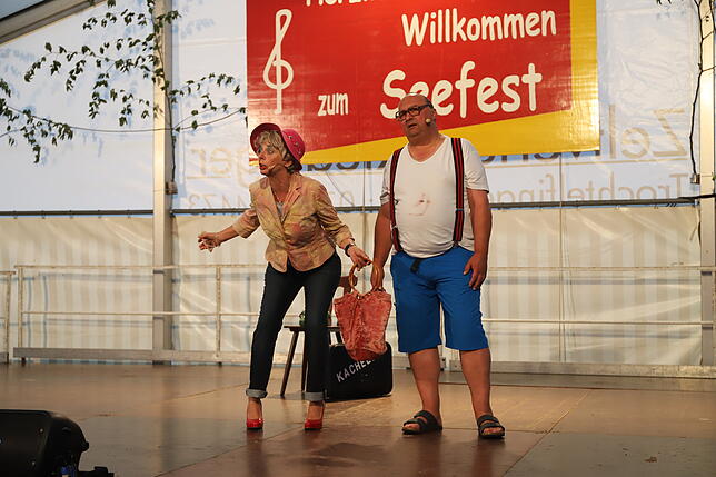 Die „Kächeles“ (Ute Landenberger und Michael Willkommen) brachten die rund 300 Gäste mit ihrem Auftritt zum Lachen.