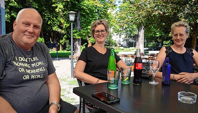 Ein schattiges Plätzchen im Schlosspark-Café in Bad Säckingen. Die drei Urlauber Roel Reyne, Hester Niemantsverdriet und Hanna Jansen ...