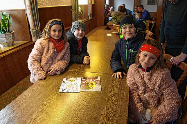 Beim Kinderquatsch müssen hier an einem früheren Fasnet-Zieschtig die Kinder zwei Klosternarren-Puzzles innerhalb kürzester Zeit ...