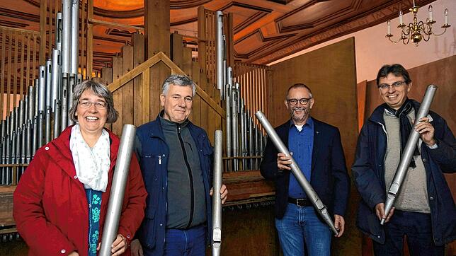 Die Orgel wird abgebaut und renoviert: Kantorin Anne Roosmann (von links), Orgelbauer Jens Steinhoff, Pfarrer Ulrich Sickinger und ...