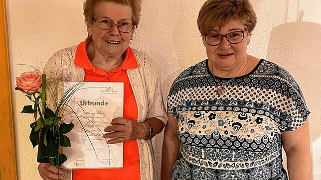 Paula Böhler (links) wurde für 50-jährige Mitgliedschaft geehrt. Die neu gewählte Vorsitzende Martina Senn freut sich, dass Paula Böhler ...