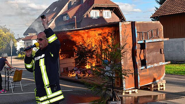 Das Zimmer steht in Flammen, die Feuerwehr ist auf dem Weg.