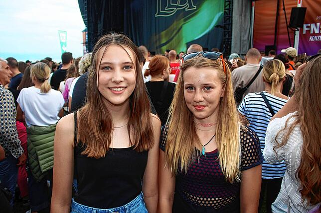 Jasmin Weiß aus Salem und Paula Mairle aus Mühlhofen haben das Konzert mit Lea genossen.