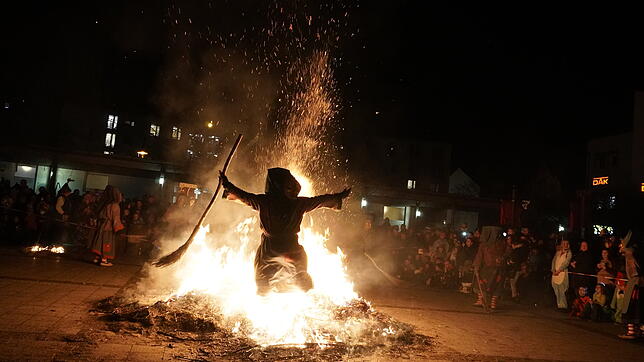 Bild : Bilder vom ersten Nachtumzug und Hexensprung in Waldshut