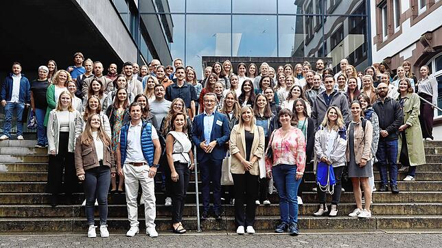 Insgesamt 130 neue Lehrkräfte wurden zum Ende der Sommerferien in der Ekkehard-Realschule vereidigt und werden im neuen Schuljahr ihren ...