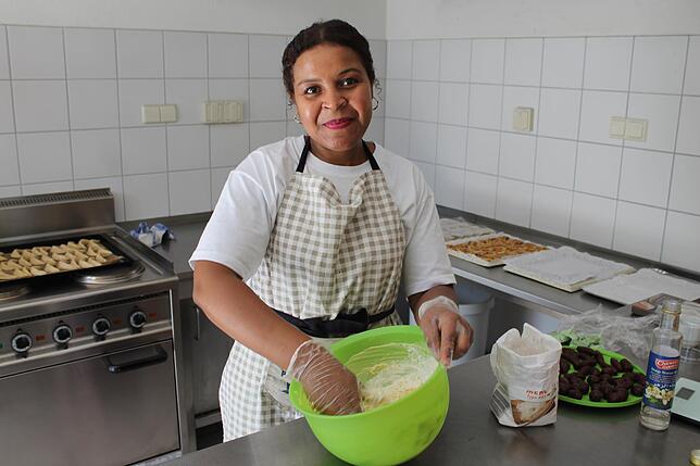 Laila Pink beim Backen in der Küche des Hubertshofener Bürgerhauses. Bild: Lutz Rademacher