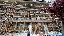 Das Gebäude des ehemaligen Sanatoriums ist eingerüstet, bald beginnen die Fenster- und Fassadenarbeiten.