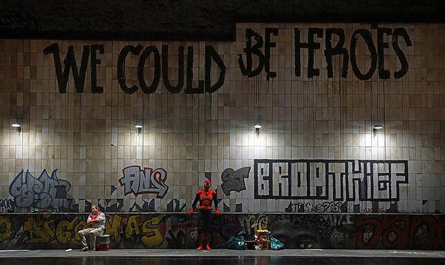 &bdquo;Wir könnten Helden sein&ldquo;, steht auf der Wand. Aber was bräuchte es zum Helden?