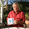 Rudi Apel, hier mit der Plakette "Schwalben willkommen", hat bisher über 1300 Auszeichnungen vorgenommen. Bild: Peter Schütz