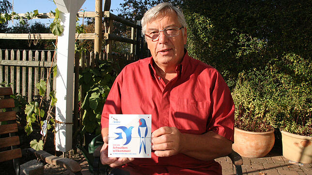 Rudi Apel, hier mit der Plakette "Schwalben willkommen", hat bisher über 1300 Auszeichnungen vorgenommen.