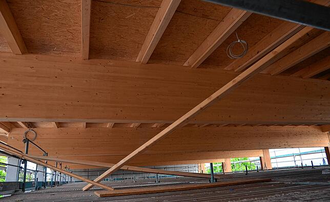 Die hölzerne Dachkonstruktion der Turnhalle.