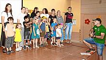 Mit einem Lied eröffnen die Kinder der Bregtalschule das Sommerfest. Und ein weiterer Anlass ist dieses Mal gefeiert worden: das ...