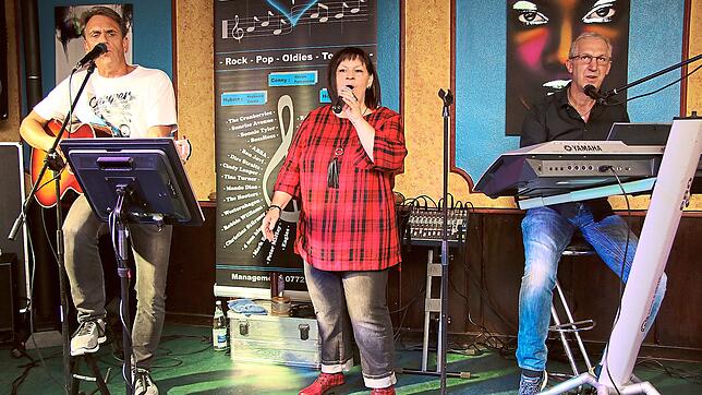 Holga Dabrunz (links), Conny Dold und Hubert Ketterer sind die Cover-Band Heartbeat, die den Besuchern im Bistro-Pub ...