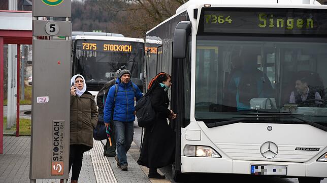 Am Stockacher Busbahnhof: Fahrgäste der Regionalbusse müssen sich ab dem neuen Jahr auf zahlreiche Änderungen einstellen. Auf praktisch ...