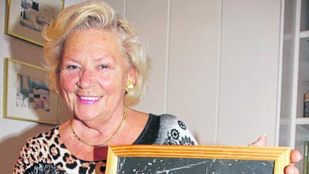 Gertrud Hapke war vor 70 Jahren selbst ein Flüchtlingskind und hat Mitgefühl mit den Flüchtlingen von heute. Hier zeigt sie ein Foto ...