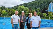 Freuen sich über eine gelungene Freibadsaison (von links): Florian Jurkiewicz, Michael Thater, Linda Kramer und Thorsten Blank. Foto: ...