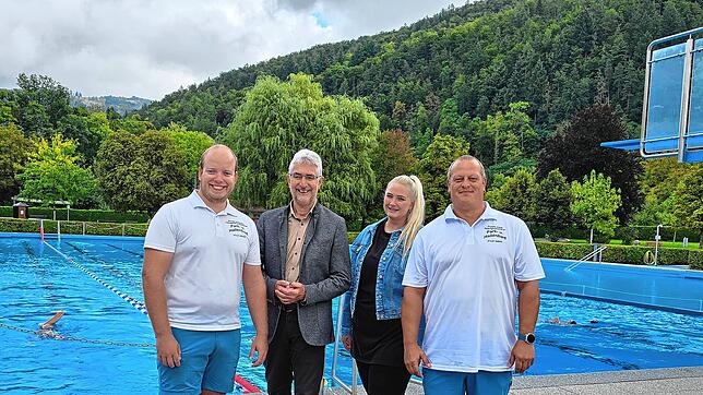 Freuen sich über eine gelungene Freibadsaison (von links): Florian Jurkiewicz, Michael Thater, Linda Kramer und Thorsten Blank. Foto: ...