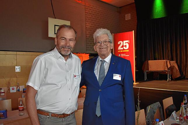 Der frühere Waldshuter Landrat Bernhard Wütz (rechts) war unter den Ehrengästen, die Geschäftsführer Roland Schöttle (links) begrüßte. ...