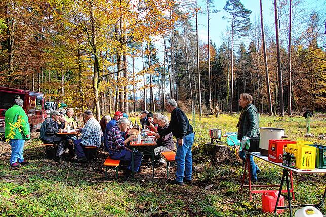 Heiße Gemüsesuppe mit Würstchen stärkte die zahlreichen Helfer des Schwarzwaldvereins Stühlingen zur Mittagszeit. Sie haben mit 600 der ...