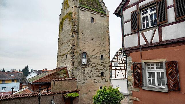 Düster ragt er im trüben Novemberlicht in den Himmel: Der im 13. Jahrhundert erbaute Hexenturm gilt neben dem Bischofschloss als ...