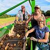Voller Stolz: Bernhard Isele und sein Team mit Linda Isele, Anita Friedrich und Dagmar Isele auf dem Brendener Berg freuen sich über die ...