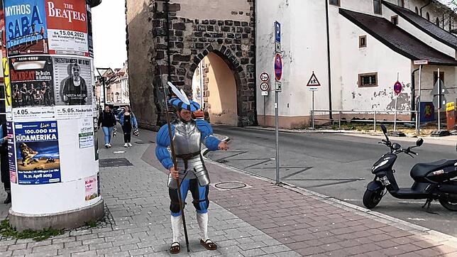 Romäus steht dank moderner Computertechnik auf dem Fußgängerweg vor dem Bickentor. Die virtuelle Figur erzählt von der Stadtgeschichte.