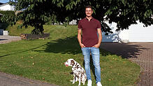 Mike Schindler freut sich aufs Ehrenamt. Neben ihm Hündin Mia. Bild: Ursula Freudig