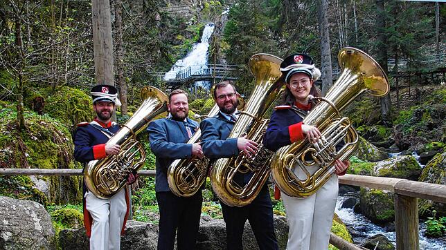 Vier Tuba-Spieler der Stadt- und Kurkapelle 1769 Triberg vor dem Triberger Wasserfall. Die Instrumente sind in die Jahre gekommen und ...
