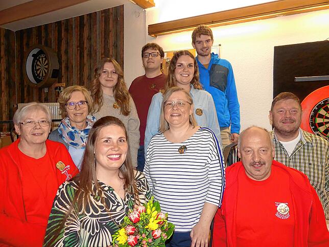 Die Geehrten und Verabschiedeten, hintere Reihe von links: Cornelia Päster, Carola Bock, Leonie Bock, Martin Reichle, Mario Lieb. Untere ...