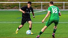 Doppelpack: David Rizani (links auf dem Archivfoto, gegen Nick Vojisavljevic) traf beim 4:1-Sieg des FC Bergalingen im Nachholspiel beim ...