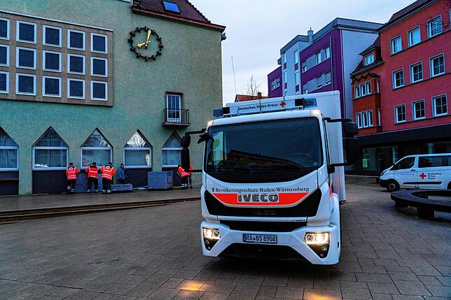 Das DRK aus Bad Peterstal baut vor dem Rathaus eine Wasserausgabestelle auf.