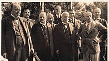 In Locarno schrieben sie Geschichte: der deutsche Außenminister Gustav Stresemann (3.v.l.) und Reichskanzler Hans Luther (6. V. l.) in ...