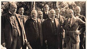 In Locarno schrieben sie Geschichte: der deutsche Außenminister Gustav Stresemann (3.v.l.) und Reichskanzler Hans Luther (6. V. l.) in ...