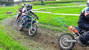 Bild : Benzingeruch, Action und dröhende Motoren: Der Mofa-Mania Fünfkampf der Motorsportfreunde Pfohren