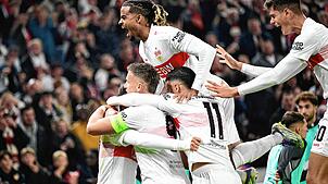 Spieler des VfB Stuttgart jubeln über den Treffer zum 1:0.