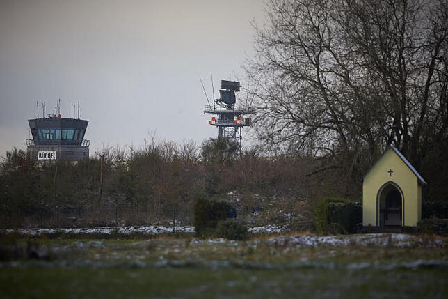 Der Radarturm und der Tower des Bundeswehr Fliegerhorstes in Büchel. Auf dem Luftwaffenstützpunkt sollen US-amerikanische Atombomben vom ...
