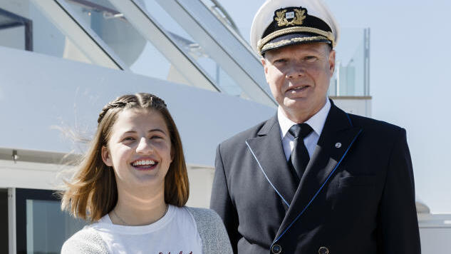 So etwas darf man nur als Promi: Emma Schweiger tauft im Mai 2016 in Hamburg ein Kreuzfahrtschiff.