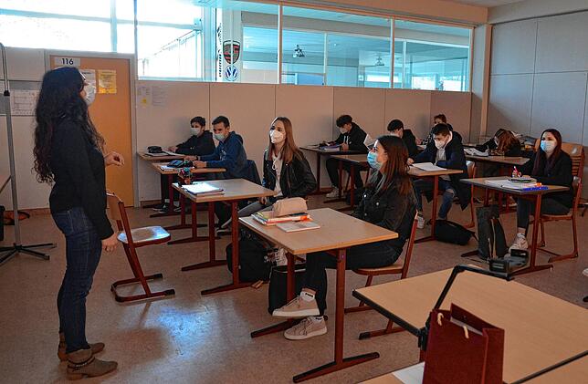 Klassenlehrerin Ellen Bendel mit ihrer 10d der Realschule &ndash; der halbierten Klasse.