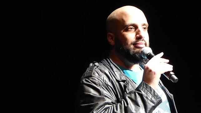 Der Stand-up-Comedian Abdelkarim als Gangsterrapper Bushido im Gloria-Theater.