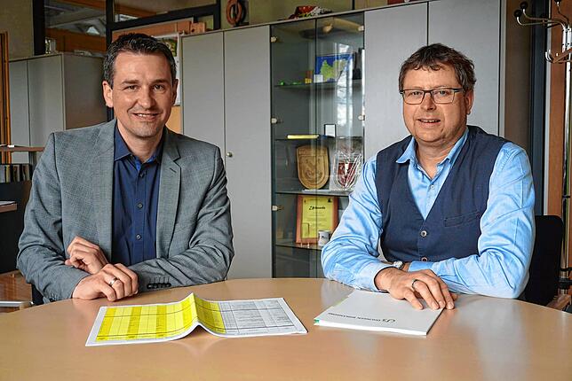 Ortsbaumeister Jürgen Gamp (rechts) geht und hinterlässt eine große Lücke im Rathaus Ühlingen, darüber ist Bürgermeister Tobias Gantert ...