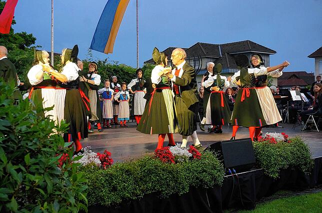 Die Klettgauer Heimattracht Tiengen bei ihrem Auftritt beim diesjährigen Schwyzertag-Heimatabend im Schlosspark, in der Mitte das ...