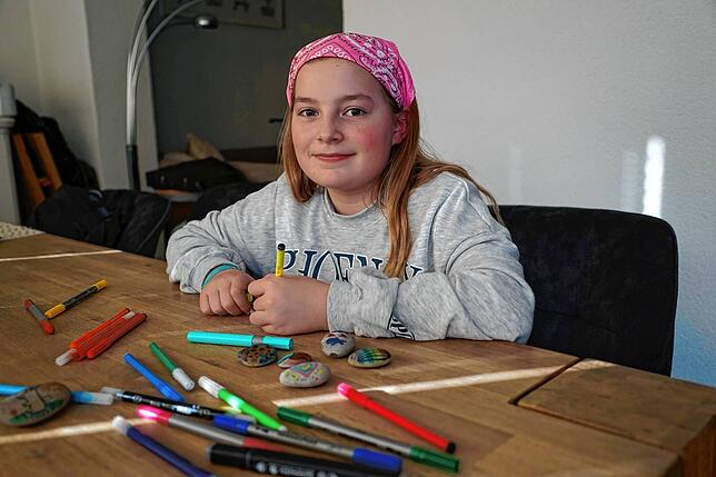Lya Brinkmann (9) aus Waldshut bemalt gerne Steine mit Filzstiften. &bdquo;Am liebsten ganz bunt&ldquo;, sagt sie.