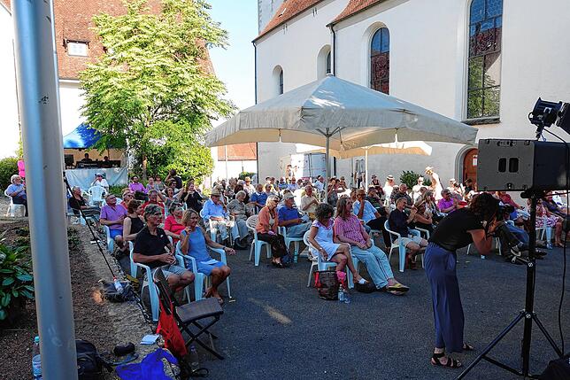 Das Publikum im Kirchhof der Öhninger Stiftskirche freut sich, nach langer Pause endlich wieder Live-Musik genießen zu können.
