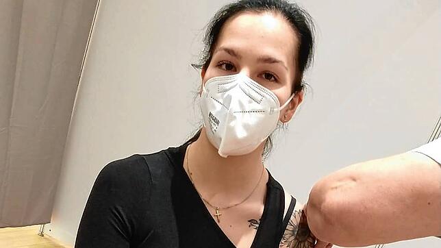 Gesundheits- und Krankenpflegerin Josephine Olheide erhält ihre erste Impfung gegen Sars-CoV-2 im Stuttgarter Impfzentrum in der ...