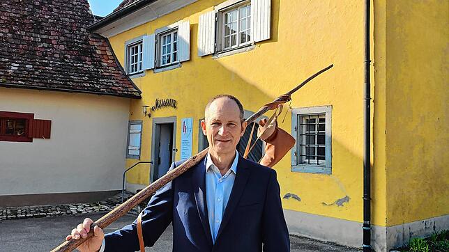 Wolfgang Panzer vor dem Hilzinger Museum. Über der Schulter trägt er einen Bundschuh, ein Protestzeichen der Bauern, als Ankündigung ...